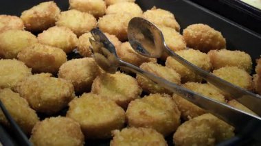 Kızarmış mozzarella ya da kızılcık ya da ahududu soslu peynir. Fast food, aperatif, abur cubur. Yüksek kalite 4k görüntü