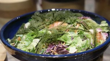Japon wakame yosun chuka mayalanmış gıda. Hiyashi Wakame Chuka ya da deniz yosunu salatası ya da susam tohumlu yosun gibi detaylara yakından bakın. Üst Manzara. Deniz ürünleri arka planı.