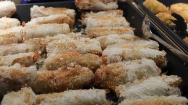 Tepside soslu Vietnam Taze Bahar Rolls 'u. Yüksek kalite 4k görüntü
