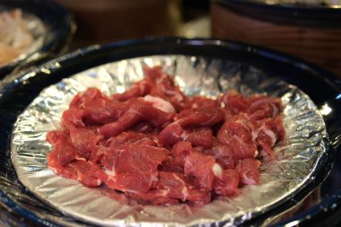 Çiğ sığır eti parçaları üst görünüm, dönüş. Yemek için sığır eti hazırlayın.