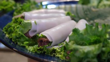 Beyaz arka planda izole edilmiş siyah tabakta karidesli Vietnam börekleri. Asya mutfağı. Yüksek kalite 