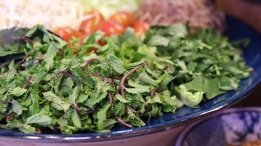 Shabu 'nun restoran masasında hazırladığı Sichuan mala güveç büfesi. Yüksek kalite 4k görüntü