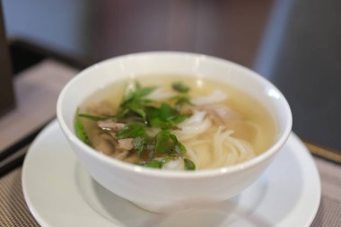 Vietnamlı Po Çorbacısı sokakta pirinç vermicelli çorbası hazırlıyor. Vietnam sokaklarında sahte çorba pişiriyor. Sağlıksız koşullar. nüfus.