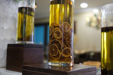 Kurutulmuş yiyecek, kurutulmuş portakal ve limonlu 4k video. Bu kuru turunçgilin dokusu harika. Yiyecek ve limonata malzemeleri. Yüksek kalite 4k görüntü