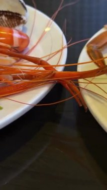 Buzlu deniz ürünleri tabağı. Çiçek garnitürlü buzlu somon balığı tabağı. Yüksek kalite 4k görüntü