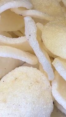 Çıtır karides krakerleri, dönen video arkaplanı. Vietnam Karides Cipsi