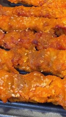 Tabakta soslu ızgara şiş şiş kebap. Yüksek kalite 4k görüntü
