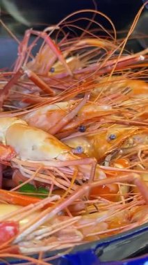 Karidesli geleneksel İspanyol deniz ürünleri Paella tabağı, St Jacques deniz tarağı ve Cigala Norveç ıstakozları Nephrops norvegicus, deniz ürünleri ile pilav, Marbella İspanya, 4K shot. Yüksek kalite 