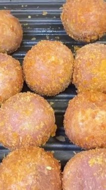 Yiyecek, tavuk nugget, soğan halkaları ve arka planda peynir topları. Fast food, sağlıksız yaşam tarzı. Yüksek kalite 4k görüntü