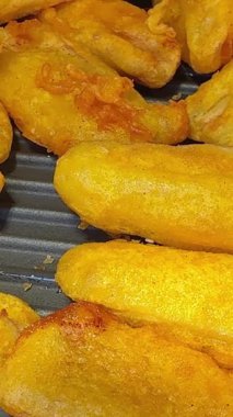 Sosisli kızarmış patates ya da sağlıksız bir balık. Yüksek kalite 4k görüntü