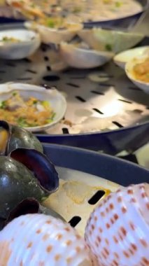 Lezzetli deniz ürünleri, zarif yemek servisi için ahşap teknelerde sunuluyor. Açık büfe Asya deniz mahsulleri.