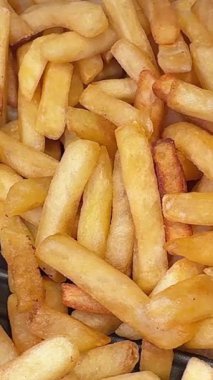 Büfede patates kızartması. Bir sürü abur cuburu olan büyük bir yemek tepsisi.