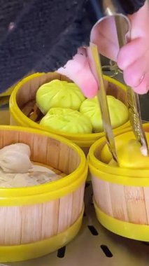 Çin restoranındaki ahşap kutunun içinde renkli buhar çukurları var. Vietnam Buharlı Çörekleri
