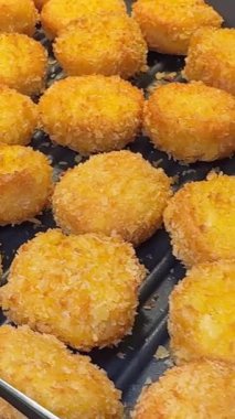 Canlı bir öğleden sonra şehrin göbeğindeki hareketli yemek katında çıtır çıtır altın külçeler servis ediliyor. Yüksek kalite 4k görüntü