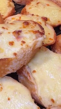 Peynirli ızgara ekmek, keskin sos ve kremalı mayonez ile servis edilir. Hızlı ve lezzetli bir aperatif veya sokak yemeği için mükemmeldir. Yüksek kalite 4k görüntü