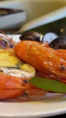 Karides tabakları, parmak yiyecekleri ve cipslerle dolu açık büfe masası bir etkinlik için düzgünce düzenlenmiş. Yüksek kalite 4k görüntü