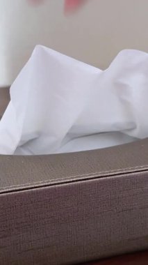 Kadınlar mendil kutusundan peçete ya da mendil topluyor. Yüksek kalite 4k görüntü