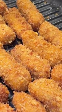 Kızarmış kroket İspanyol tapas, yakın plan portakallı kroket. Balık kroketi, patates ve jambon. Adam İspanyol yemeği pişiriyor.. 