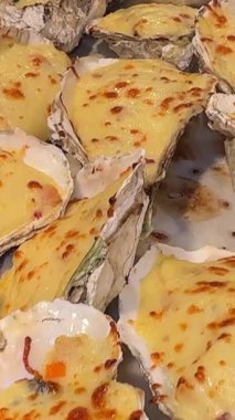 Masada servis edilen fırında istiridye. Yüksek kalite 4k görüntü