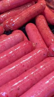 Açık büfede bir sürü açık pembe sosis var. Pişmemiş kırmızı sosisler. Yüksek kalite 4k görüntü