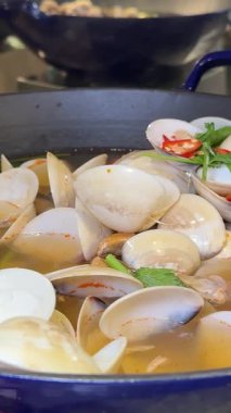 Bir kase deniz mahsulü güveci doğranmış balık güveci ve tavada otlar, Chiangmai Tayland kapısında. Yüksek kalite 4k görüntü