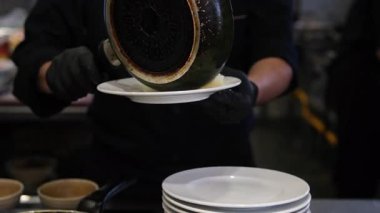 Kahvaltı için tabakta servis edilen nefis yumurtalı Benedict. Yüksek kalite 4k görüntü