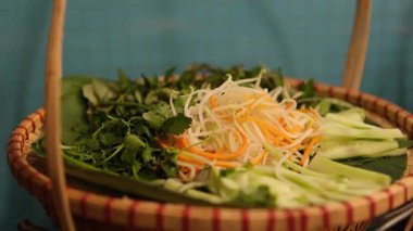Taze sebze sepeti sokakta pirinç vermicelli çorbası hazırlıyor. Vietnam sokaklarında sahte çorba pişiriyor. Sağlıksız koşullar. nüfus.