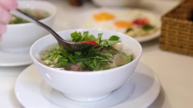 Kırmızı biberli Vietnam çorbası ekle. Yüksek kalite 4k görüntü