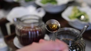 Vietnamlı Po Çorbacısı sokakta pirinç vermicelli çorbası hazırlıyor. Vietnam sokaklarında sahte çorba pişiriyor. Sağlıksız koşullar. nüfus.