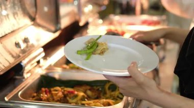 Yemek masasında aperatifler, restoranda ya da otelde kanepeler gece yarısı arabalarının arka planında. İş büfesi, şirketi kutlamak için tabak seti, doğum günü. 