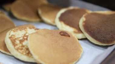 Tepside krep pişirme tepsisi. Sahne bir tatil köyünde bir yazlık kafe. Yüksek kalite 4k görüntü