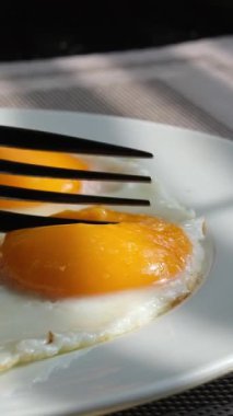 Çinli bir bayan restoran 'da yumurta sarısı yiyor. Yüksek kalite 4k görüntü