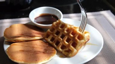 Otelde ya da tatil köyünde kahvaltı. Tayland mutfağı. Restorandaki ya da kafedeki yemek masasının yakın görüntüsü. Kahve fincanı, portakal suyu, krep, waffle, salata, salata. Öğle, şube veya akşam yemeği konsepti.