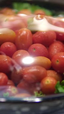 Çeşit çeşit vişneli domatesler, rotasyon. Çeri domatesli domates sinekle kaplı film sıklığı temizliği açık büfede konukları bekliyor.