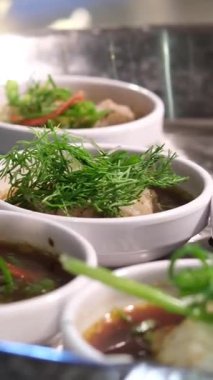 Açık büfe, içinde sebze, balık ve et suyu olan küçük tabaklar. Yüksek kalite 4k görüntü