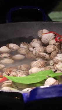 Taze bitkisel garnitürlü istiridye buğulama. Karidesler deniz ürünleri tabağı