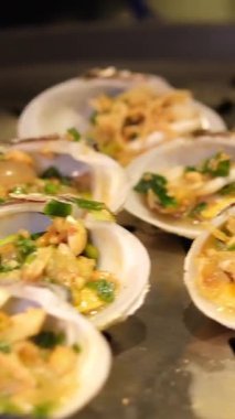 Karışık balık filetosu, karides, kalamar, mürekkep balığı yumurtası, balık yumurtası, midye, istiridye ve yengeçten oluşan fırında pişirilmiş çeşitli deniz ürünleri, sıcak ve taze deniz ürünleri yemeği. Yüksek