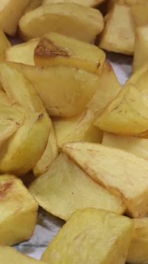 Lezzetli, baharatlı patates dilimleri ve yanında da kırsal kağıtta ketçap. Atıştırmalık ya da meze için mükemmel. Yüksek kalite 4k görüntü