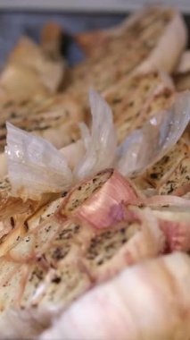 Dökme demir tavada aromatik kekik ile kavrulmuş sarımsak ampulleri, yakın görüş. Yüksek kalite 4k görüntü