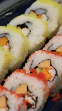 Suşi meraklıları için mükemmel rengarenk ve lezzetli bir seçim sunan çeşitli maki suşi sarmaları. Yüksek kalite 