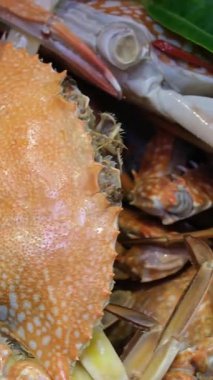 Biber yengeci, Singapur biberi yengeci, Singapur mutfağı, Çili Çamuru yengeci, beyaz tabakta servis edilmiş, Kızarmış Yengeç, Asya mutfağı, haşlanmış, buharda pişirilmiş, deniz ürünleri, Tarakan. Yüksek kalite 