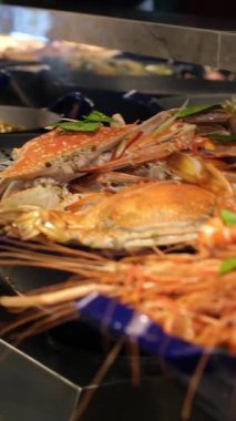 Restoranda sıcak ve baharatlı Çin sichuan deniz ürünleri ve sebze karışımı açık büfe yemekleri. Yüksek kalite 4k görüntü