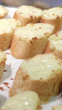 Tereyağı ve otlarla hazırlanmış taze sarımsaklı ekmek. Yüksek kalite 4k görüntü