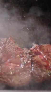 Şef ızgarada biftek pişirir. Yüksek kalite 4k görüntü