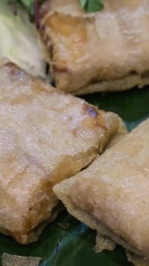 Asya usulü kızarmış börek, Jiaozi, Gyoza, et ve sebzeli Dim sum. Siyah arka plan. Üst Manzara. Yüksek kalite fotoğraf