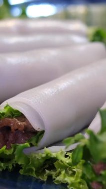 Beyaz arka planda izole edilmiş siyah tabakta karidesli Vietnam börekleri. Asya mutfağı. Yüksek kalite 