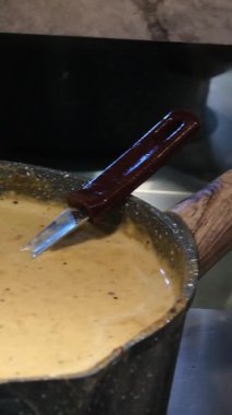 Tavada pişirilmiş peynir sosu. Yavaş çekim işlenmiş peynir buhar çıkarır. Yüksek kalite 4k görüntü