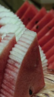 4K stok video karpuz ve karpuz dilimleri yarım beyaz arka planda