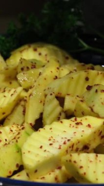 Ev yapımı Mango Turşusu. Baharatlı dilimlenmiş ananas.