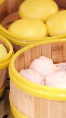 Ahşap buharlı buharlı kapaklı makroda bir sürü dim sum. Buhar Tekniği. Çin tatlıları. Karides, balık ve etli Dimsum. Bir kafede yemek. El yapımı. Kargo